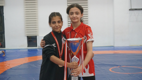 Milli güreşçi Evin Demirhan’a verdikleri sözü tutup, Türkiye şampiyonu oldular