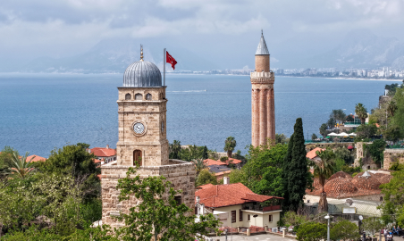 Tarihi saat kulesi 'zamana' yetişemiyor