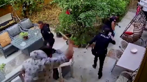 İhbara gelen polisi bıçaklayan Emre'nin babası: Emre 'Şeytanlar bastı' diyerek domates, salatalık fırlatıp sirke döküyordu