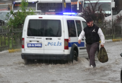 Erzurum'da sağanak; cadde ve alt geçitler göle döndü