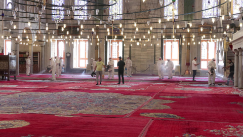 İstanbul- Fatih Camii'nde Kurban Bayramı temizliği