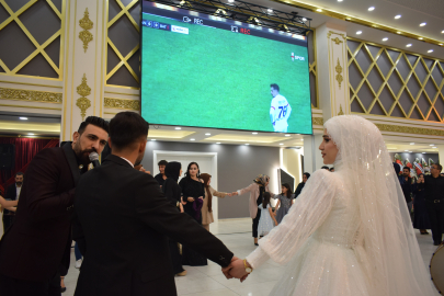 Düğünlerinde final maçını dev ekrandan izlediler