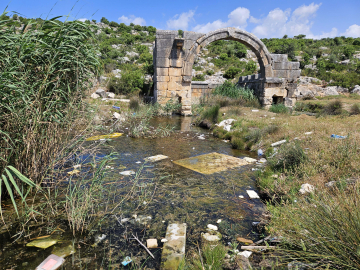 Çöplüğe dönen 1800 yıllık kutsal çeşme ve kaplıca kurtarılıyor