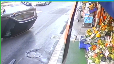 İstanbul - Sarıyer’de motosiklete çarpıp kaçan cip devrildi, kaza güvenlik kamerasında