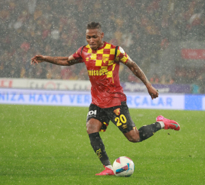 Göztepe'de Miroshi formayı kaptı