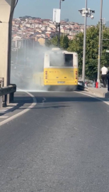 İstanbul - Özel halk otobüsünün motorunda çıkan yangın, şoför tarafından yangın söndürme tüpü ile söndürüldü