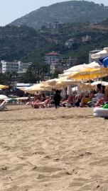 Antalya'da kaçan kurbanlık keçi, plaja girdi