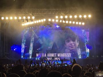 İstanbul - Gun's N' Roses, İstanbul konserinde Mattia Ahmet Minguzzi'ye şarkı hediye etti