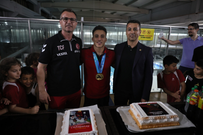 Adem Asil'e İzmir'de özel karşılama