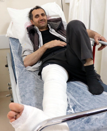 Kesmeye çalıştığı kurbanlık boğa üzerine düştü, bacağı kırıldı