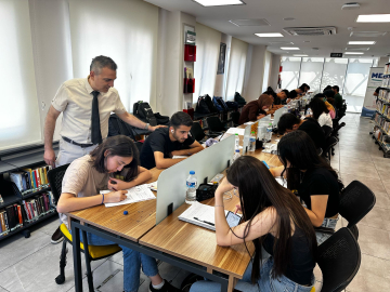 YKS'ye hazırlanan öğrenciler, kütüphaneye 'kamp' kurdu