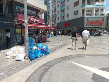 İzmir'de grevin 4'üncü gününde de çöpler toplanmadı