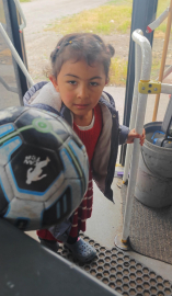 Otobüs şoförü, yolda gördüğü çocuğun topunu şişirdi; küçük kızın sevinci kamerada