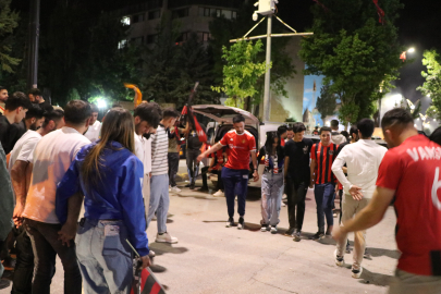 1'inci Lig'e çıkan Vanspor taraftarından halaylı sevinç gösterileri