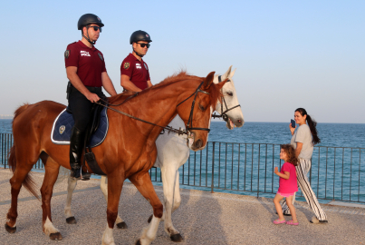 Antalya -Sahilde atlı polisler devriyede /Video eklendi