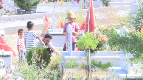 Malatya Deprem Şehitliği'nde buruk bayram