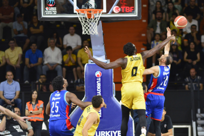 Mersin Spor- Anadolu Efes: 81-84