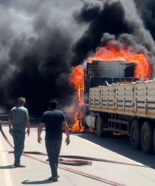 Seyir halindeyken alev alan TIR, yandı