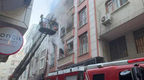 İstanbul - Zeytinburnu’nda 1'inci kattaki yangında bir çocuk komşuların açtığı çarşafa atlayarak yaralandı
