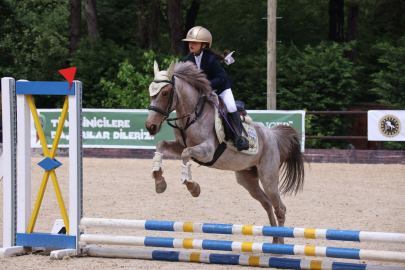 8 yaşındaki Nur Pera, atı 'Vefa' ile ikinci kez Türkiye şampiyonu oldu