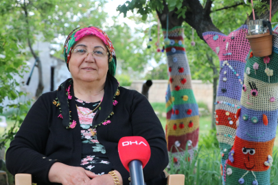 Bahçesindeki ağaçları örgü ile süsledi