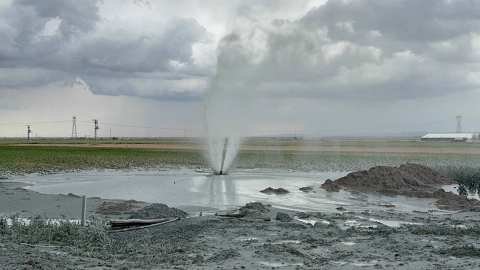Tarlada sondaj kuyusundan karbondioksit gazı çıktı, su fışkırdı