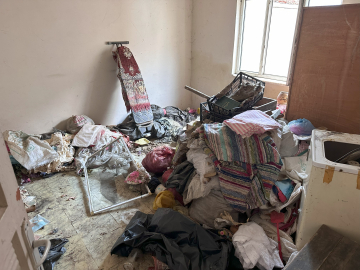 Kötü kokular gelen evden 4 kamyonet çöp çıktı