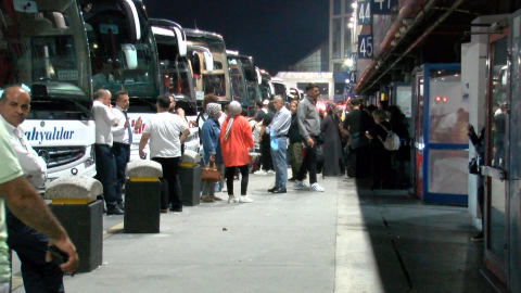 İstanbul - 15 Temmuz Demokrasi Otogarı ve köprülerde bayram yoğunluğu gece de sürdü 2 / Geniş haber ve ek görüntü