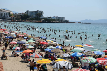 Kuşadası plajlarında 'bayram' yoğunluğu