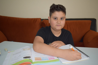 Kanser hastası Muhammed, evde aldığı eğitimlerle bursluluk sınavını yüksek puanla kazandı