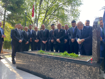 Bahçeli, Türkeş'in mezarını ziyaret etti