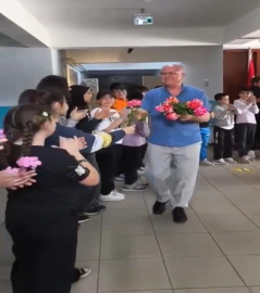 Emekli olan okul müdürüne öğrencilerinden çiçekli, müzikli veda