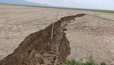Konya'da yağış sonrası tarlada yüzey yarığı oluştu