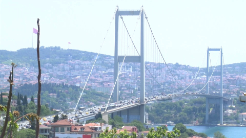 İstanbul - Taksiciyi silahla köprüye gitmeye zorladı, araçtan inip korkuluklara çıktı; trafik durma noktasına geldi
