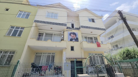 Evinin duvarına Ferdi Tayfur’un ışıklı panosunu yaptırdı