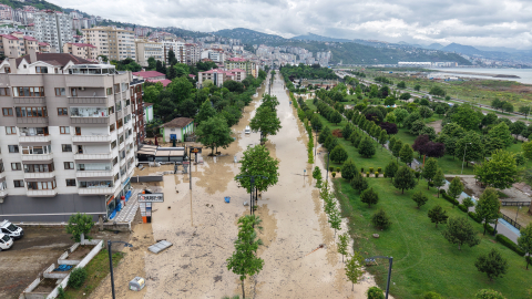 Trabzon'da selin izleri siliniyor, kayıp kişi aranıyor