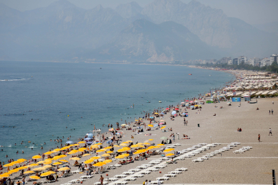 Konyaaltı Sahili'nde bayram yoğunluğu