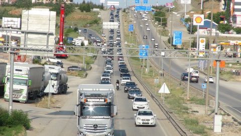 'Kilit kavşak' Kırıkkale'de bayram dönüşü trafik yoğunluğu başladı
