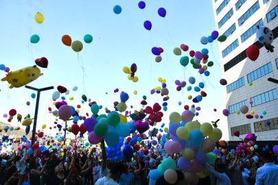 İzmir’de balonlar kanser tedavisi gören çocuklar için uçturuldu
