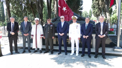 İstanbul-İstanbul Valisi Davut Gül, Edirnekapı Şehitliği'ni ziyaret etti