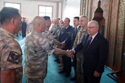 Bakan Güler, Kütahya'da Mehmetçikle bayramlaştı