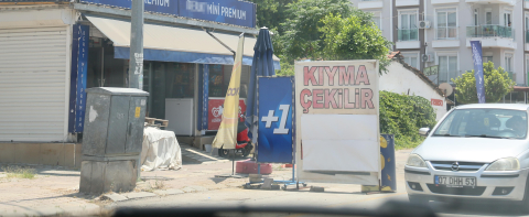 Tekel bayisinde 'kıyma çekilir' afişi