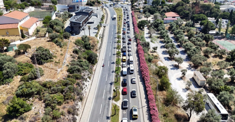 Bayramda Kuşadası'na tatilci akını; araç kuyrukları dronla görüntülendi