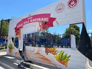 Bakanlık, 'Aile Yılı' panosuna zarar veren gençlerle görüştü