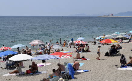 Antalya'da bayramın 3'üncü gününde, sahil ve mesire alanlarında yoğunluk