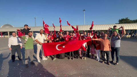 Avrupa Bilek Güreşi Şampiyonası'nda dereceye giren sporcular, gül ve meşalelerle karşılandı