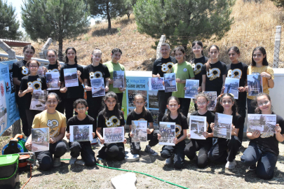 Öğrenciler, kurumasın diye okul bahçesindeki ağaçları yağmur hasadı yöntemi ile suluyor