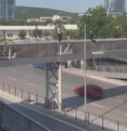 İstanbul - Kartal’da üst geçitten elektrik direğine atladı
