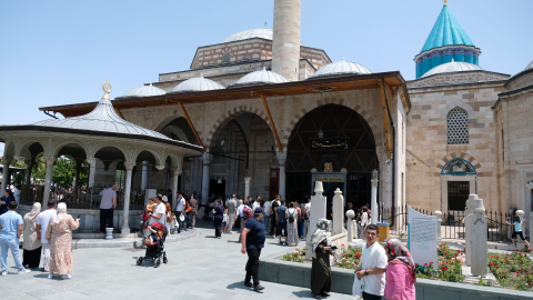 Mevlana Müzesi'nde bayramda ziyaretçi yoğunluğu