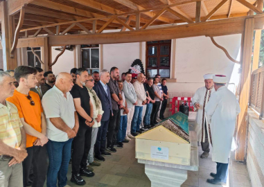 Bakan Bolat, eşinin teyzesinin cenazesine katıldı